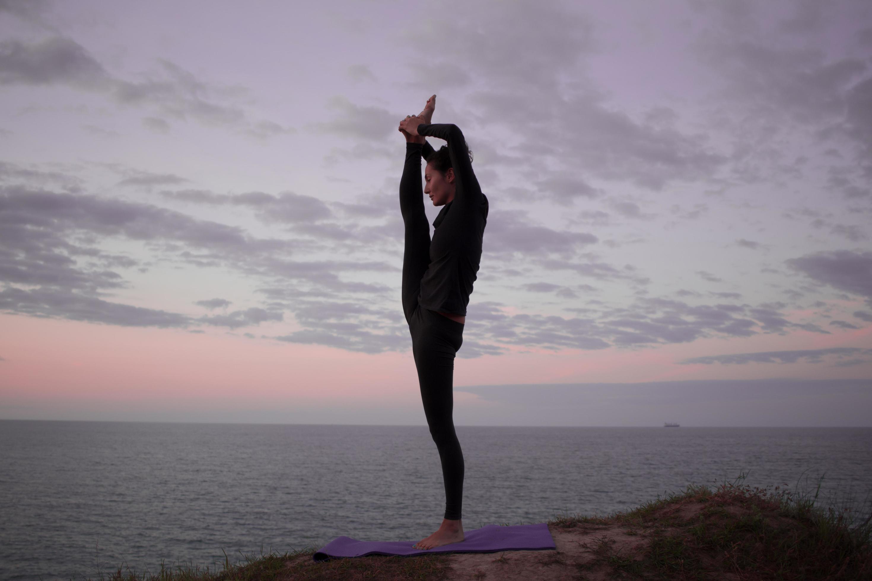 una mujer haciendo ejercicio de yoga en casa 9275806 Foto de stock en  Vecteezy