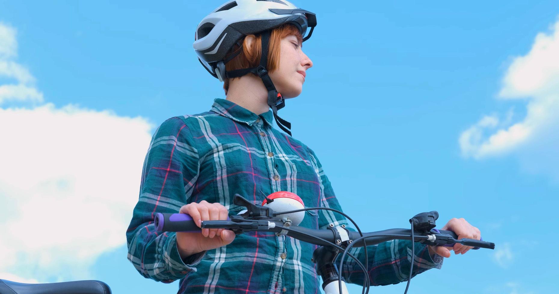 joven ciclista en casco en un día soleado de verano foto