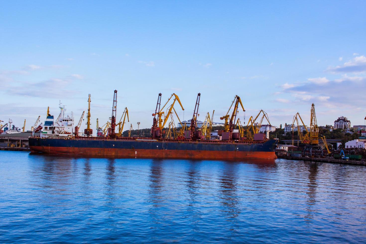 gran terminal de carga en puerto marítimo foto