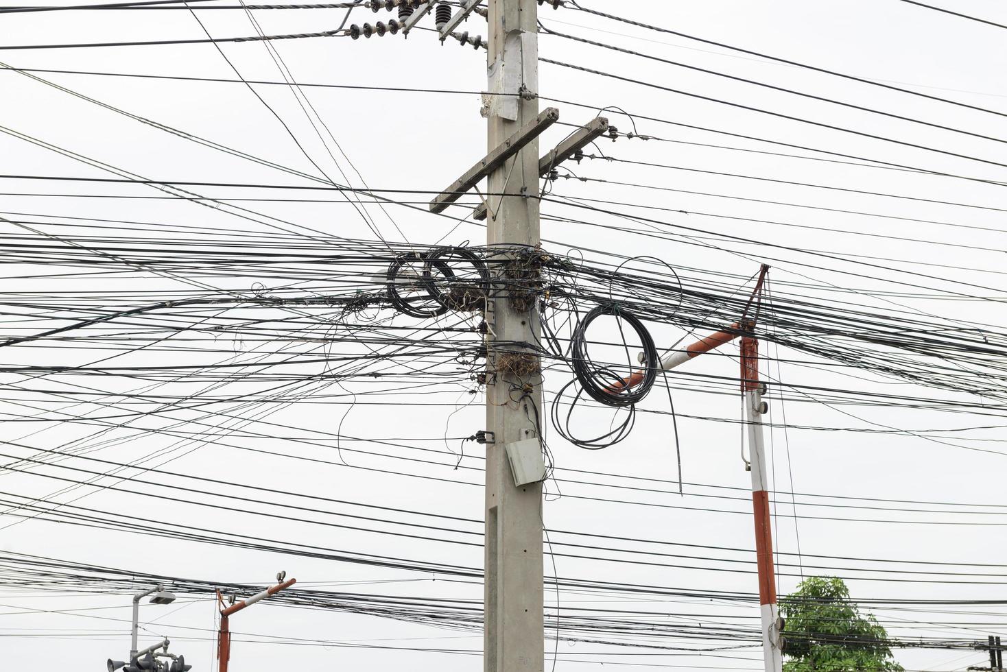 cable desordenado y alambres en poste de electricidad foto