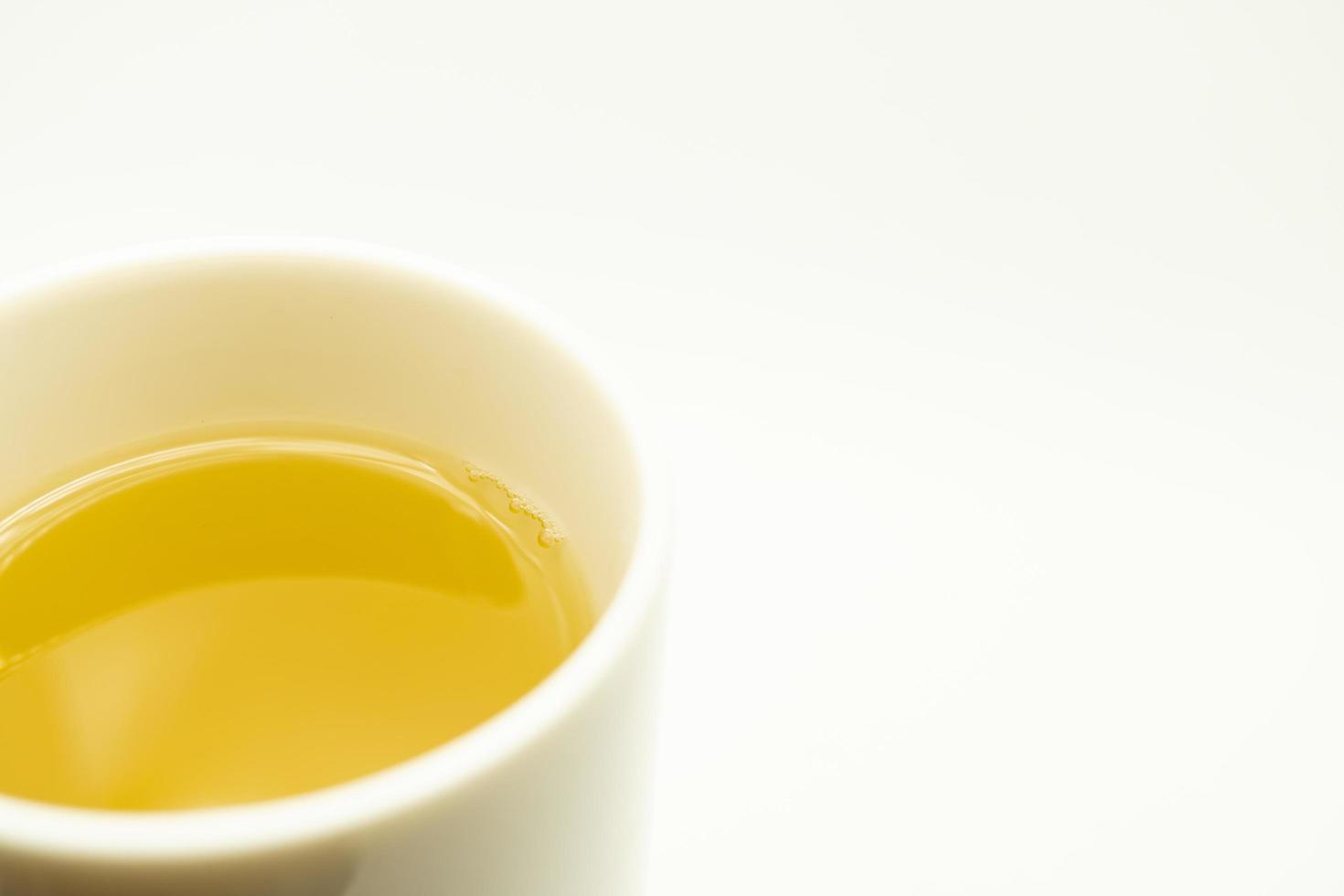 té verde sobre un fondo blanco. imagen de té verde japonés. taza de té aislado sobre fondo blanco foto