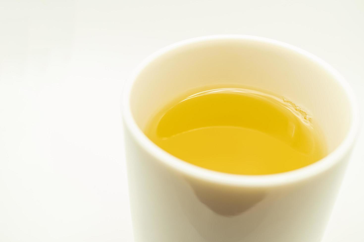 té verde sobre un fondo blanco. imagen de té verde japonés. taza de té aislado sobre fondo blanco foto