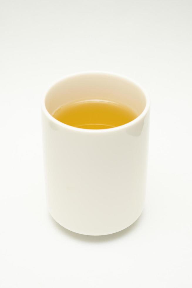 té verde sobre un fondo blanco. imagen de té verde japonés. taza de té aislado sobre fondo blanco foto