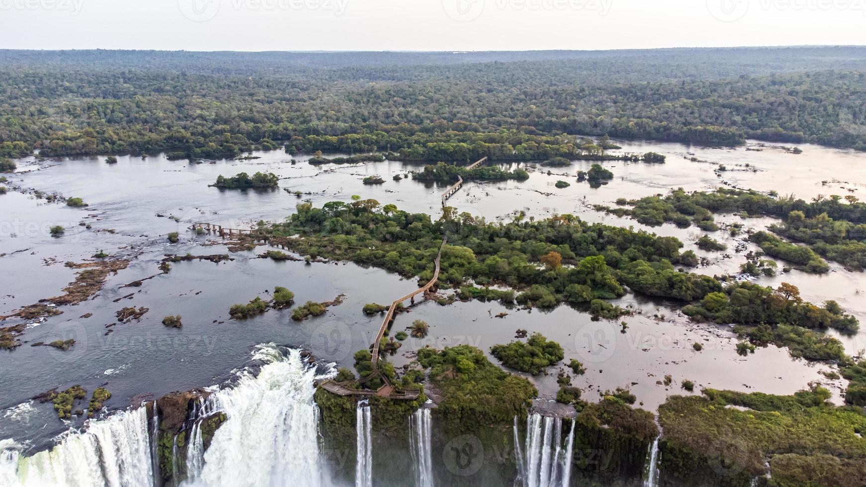 hermosa vista aérea de las cataratas del iguazú desde un helicóptero, una de las siete maravillas naturales del mundo. foz do iguaçu, paraná, brasil foto