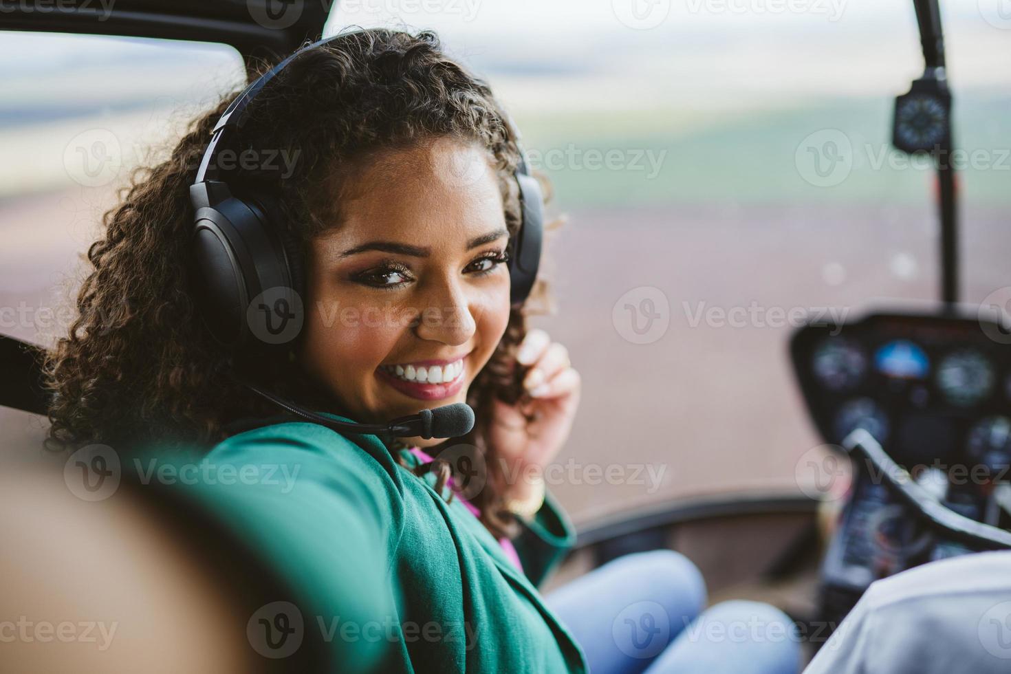 exitosa mujer latina joven con estilo inteligente en el helicóptero. concepto de estilo de vida de lujo foto