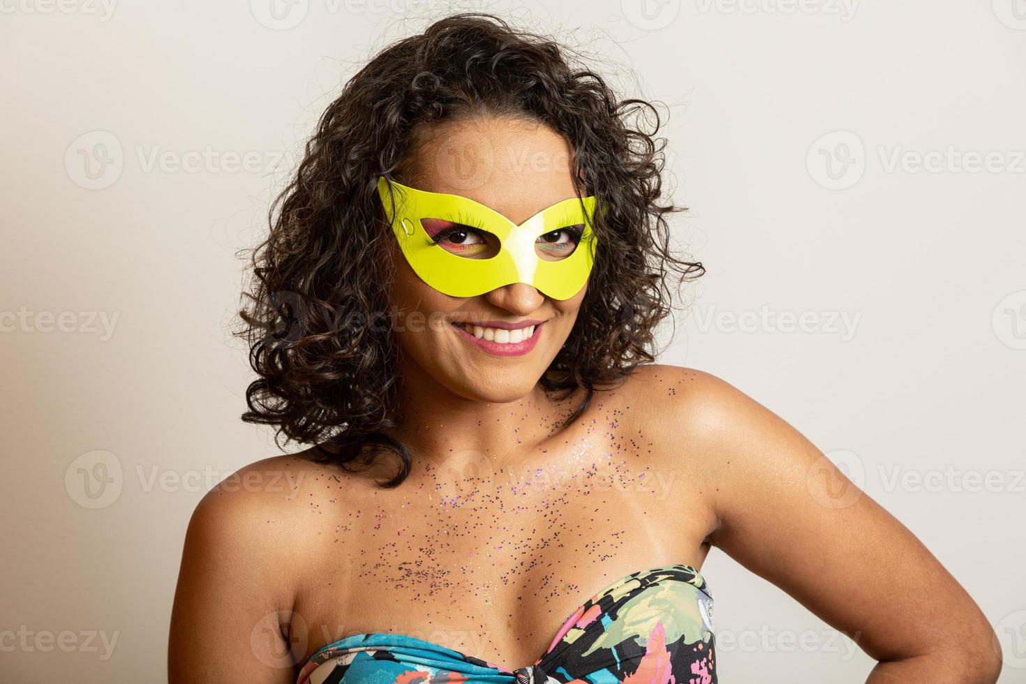 carnaval brasileño. mujer joven disfrazada disfrutando de la fiesta de carnaval. foto