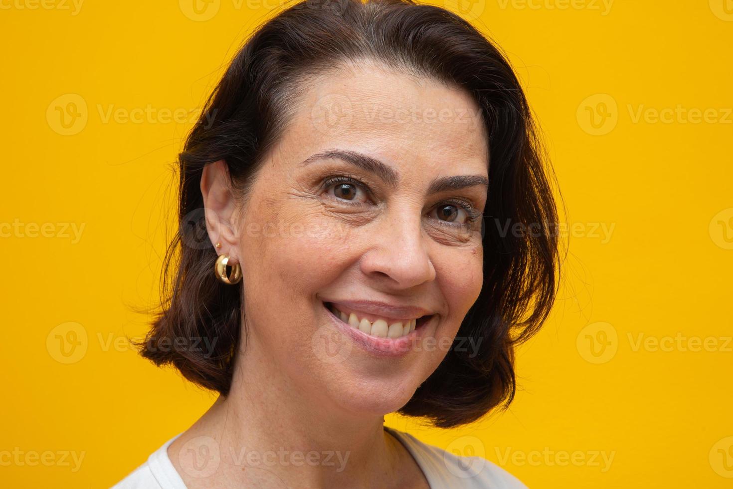 Close Up retrato de una hermosa mujer adulta media sonriendo foto