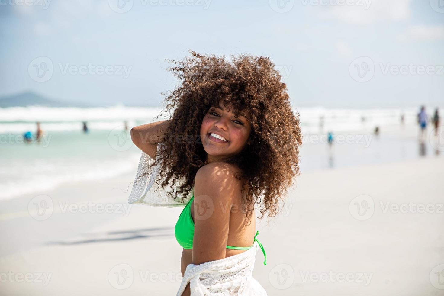 negro afro joven linda chica, cabello rizado, bikini, playa. vacaciones de verano afroamericanas. foto
