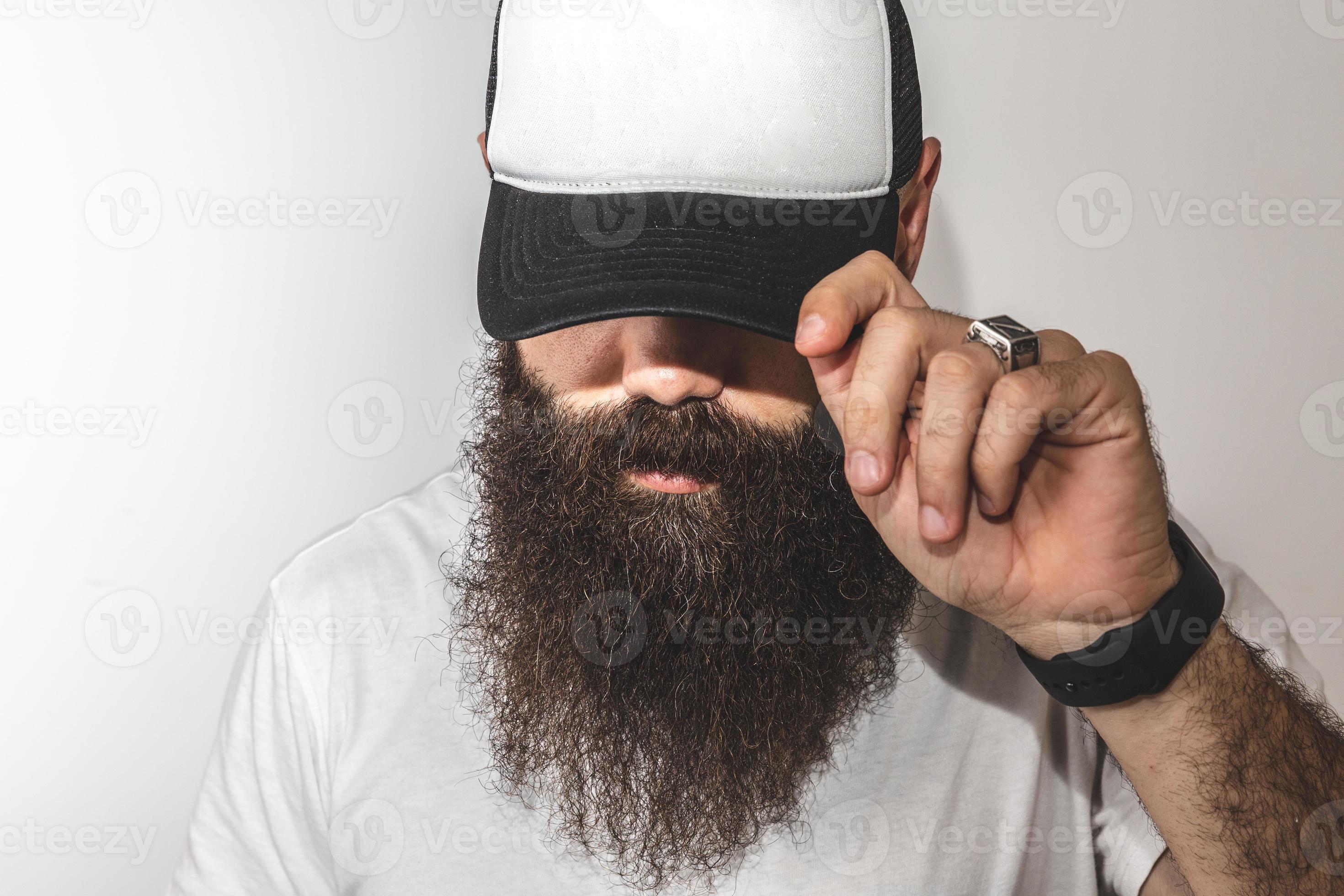 hipster beau modèle masculin avec barbe. casquette de baseball avec espace  pour votre logo 7571465 Photo de stock chez Vecteezy