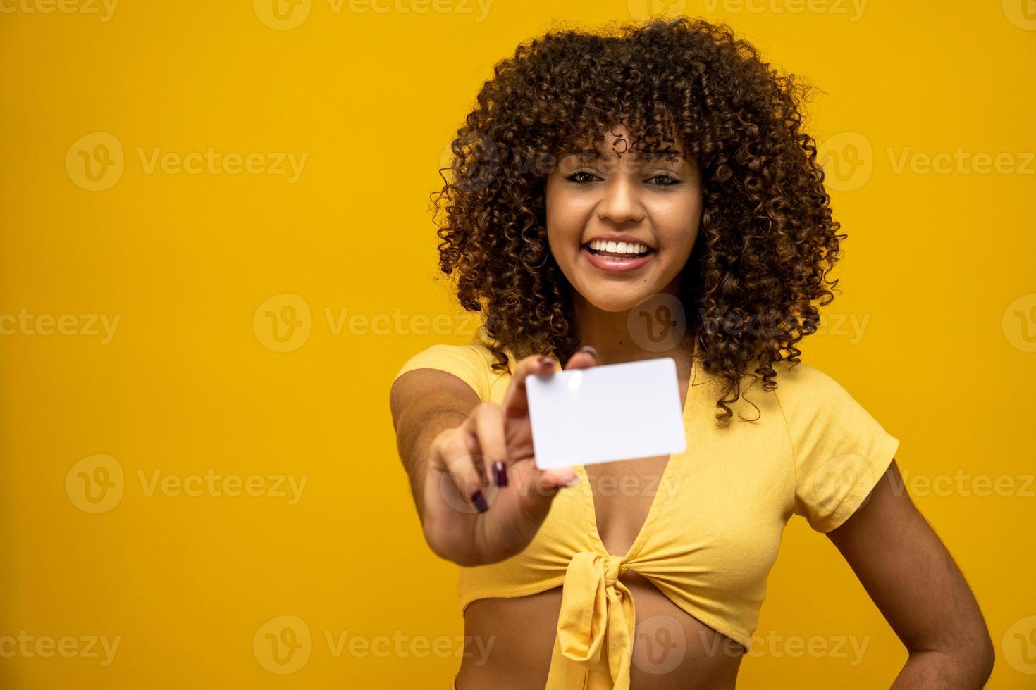 mano de mujer joven sostenga la maqueta de tarjeta blanca en blanco con esquinas redondeadas. Brazo de sujeción de plantilla de maqueta de tarjeta de llamada simple. frente de exhibición de tarjeta de crédito de plástico. compruebe el diseño de la tarjeta compensada. marca comercial. foto