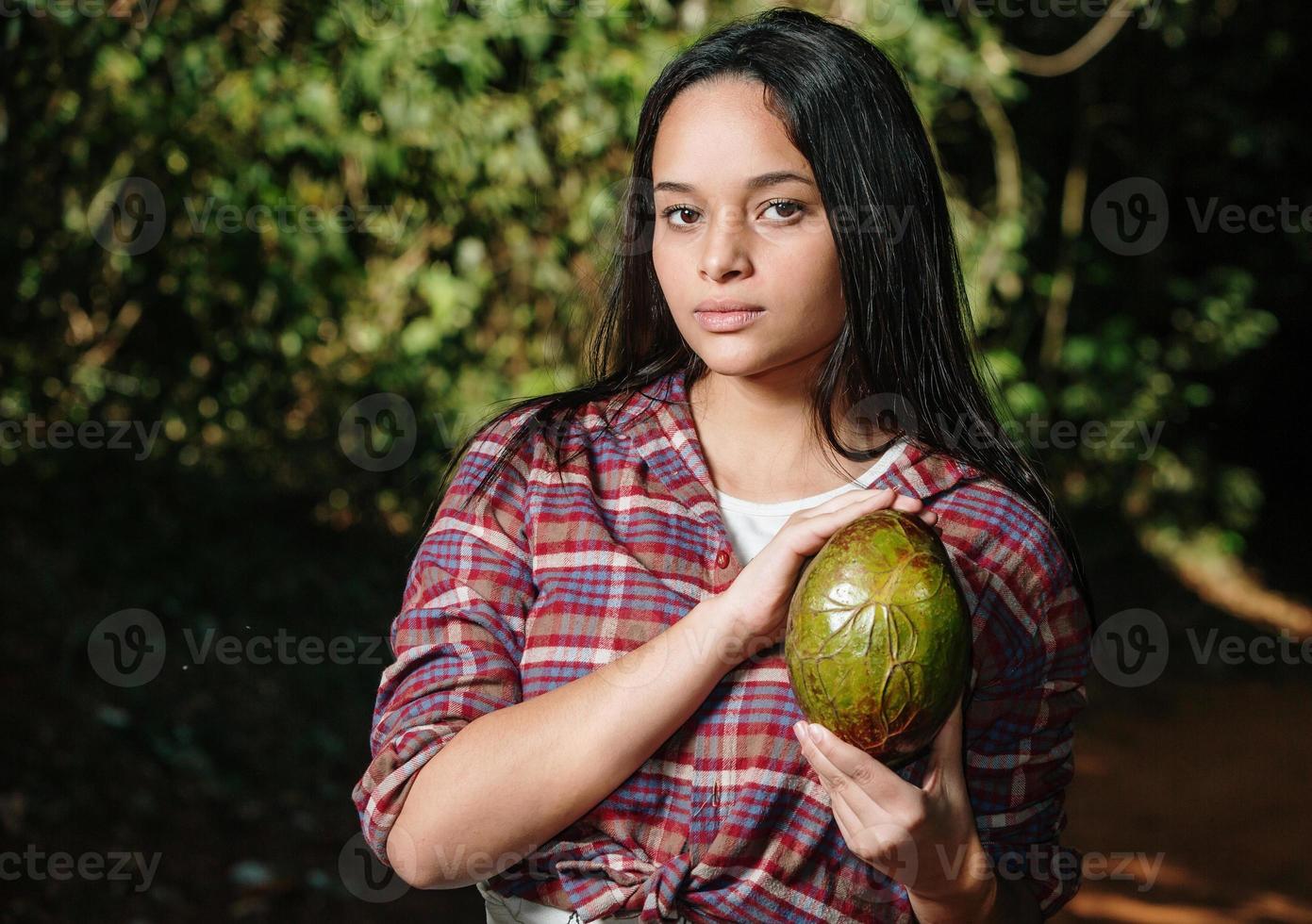 niña sosteniendo aguacate en una forma similar a un corazón. El aguacate es un alimento bajo en grasas. foto