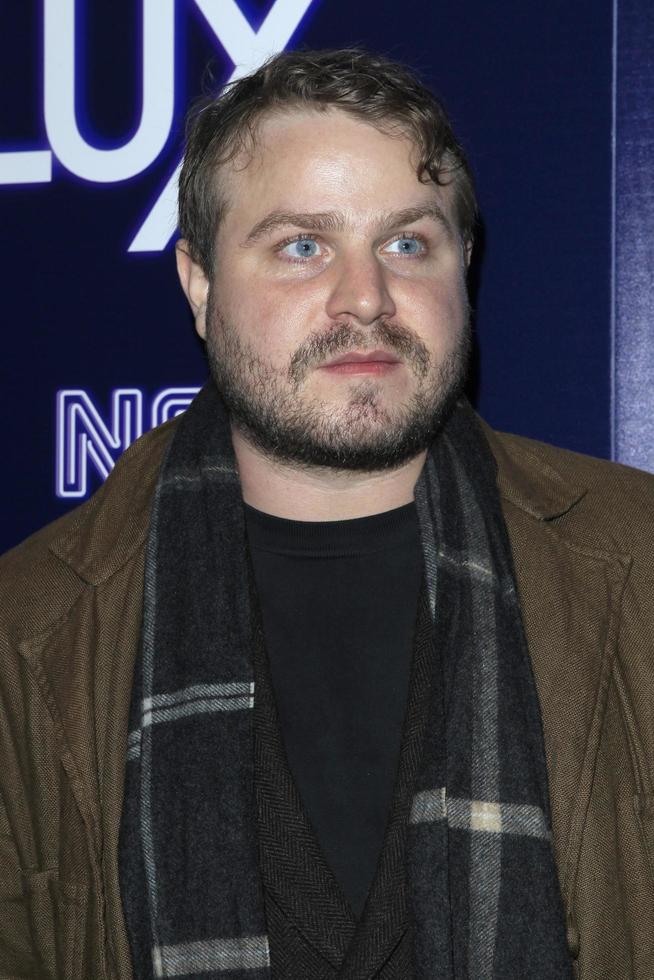 los angeles, 5 de diciembre - brady corbet en el estreno de vox lux los angeles en arclight hollywood el 5 de diciembre de 2018 en los angeles, ca foto