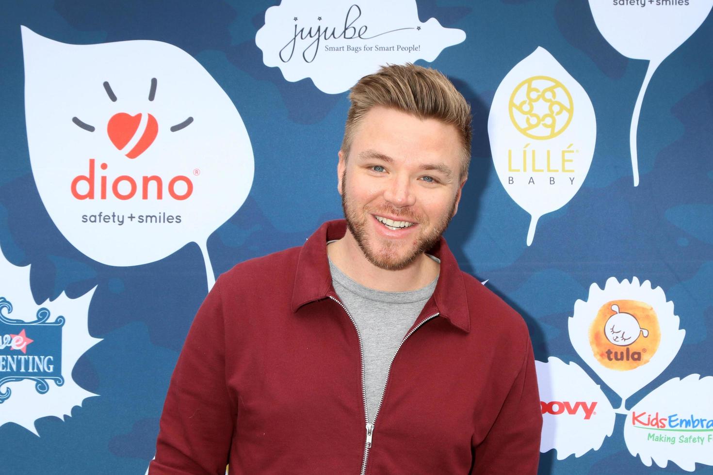 los angeles, 19 de noviembre - brett davern en el diono presenta un día de agradecimiento y donaciones en el hotel garland el 19 de noviembre de 2017 en north hollywood, ca foto