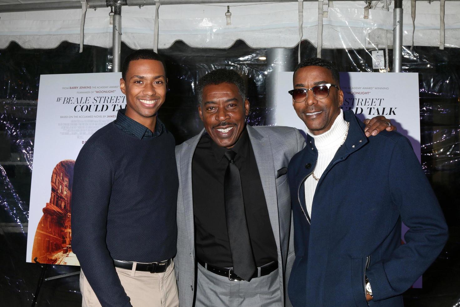 los angeles, 4 de diciembre - arrington foster, ernie hudson, miguel a nunez jr en la proyección de si beale street podría hablar en arclight hollywood el 4 de diciembre de 2018 en los angeles, ca foto