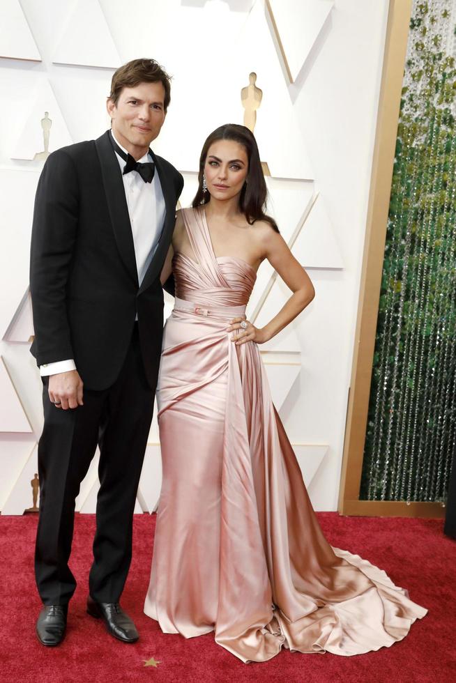 los angeles, 27 de marzo - ashton kutcher, mila kunis en los 94 premios de la academia en dolby theater el 27 de marzo de 2022 en los angeles, ca foto