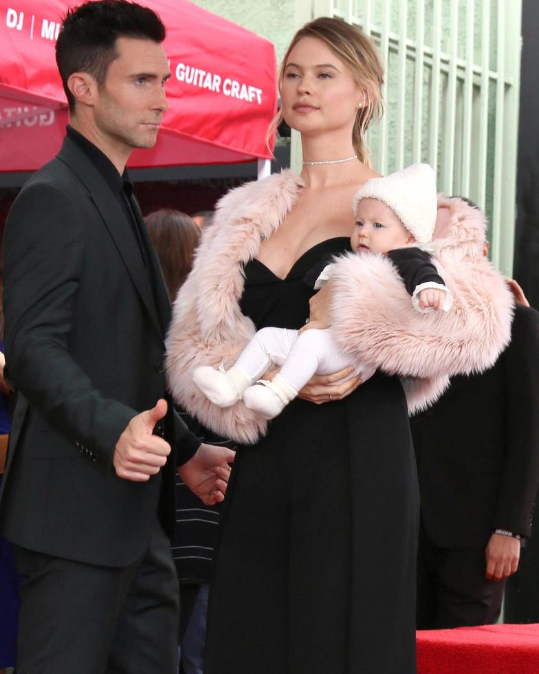 los angeles, 10 de febrero - adam levine, dusty roee levine, behati prinsloo en la ceremonia de la estrella del paseo de la fama de hollywood de adam levine en el instituto de músicos el 10 de febrero de 2017 en los angeles, ca foto