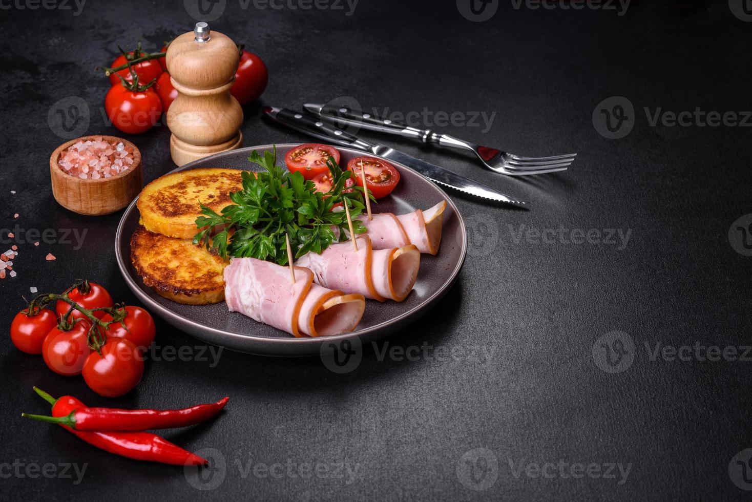 rebanadas de delicioso tocino crudo o salado con especias, sal, verduras y hierbas en una tabla de cortar de madera foto