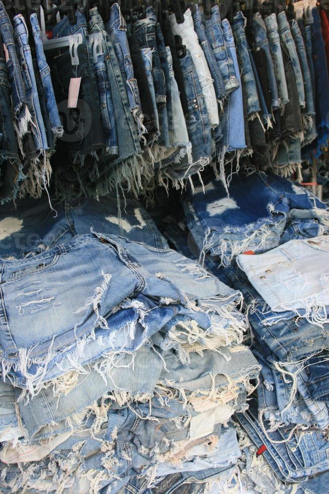 una pila jeans viejos rotos de stock Vecteezy