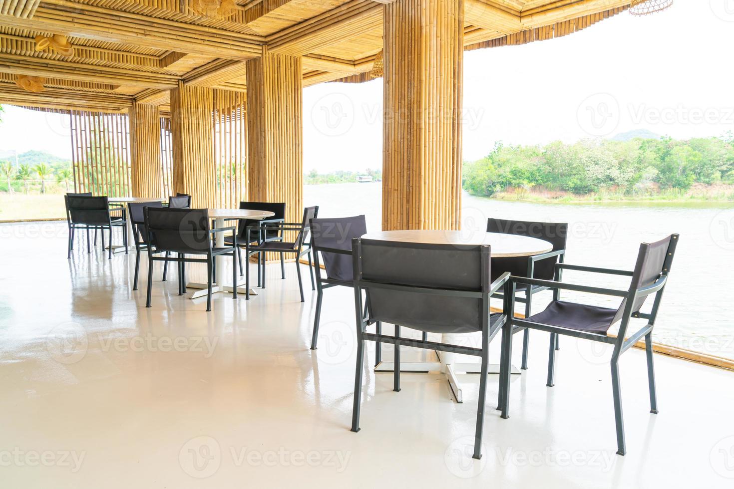 mesa y silla vacías en el restaurante foto