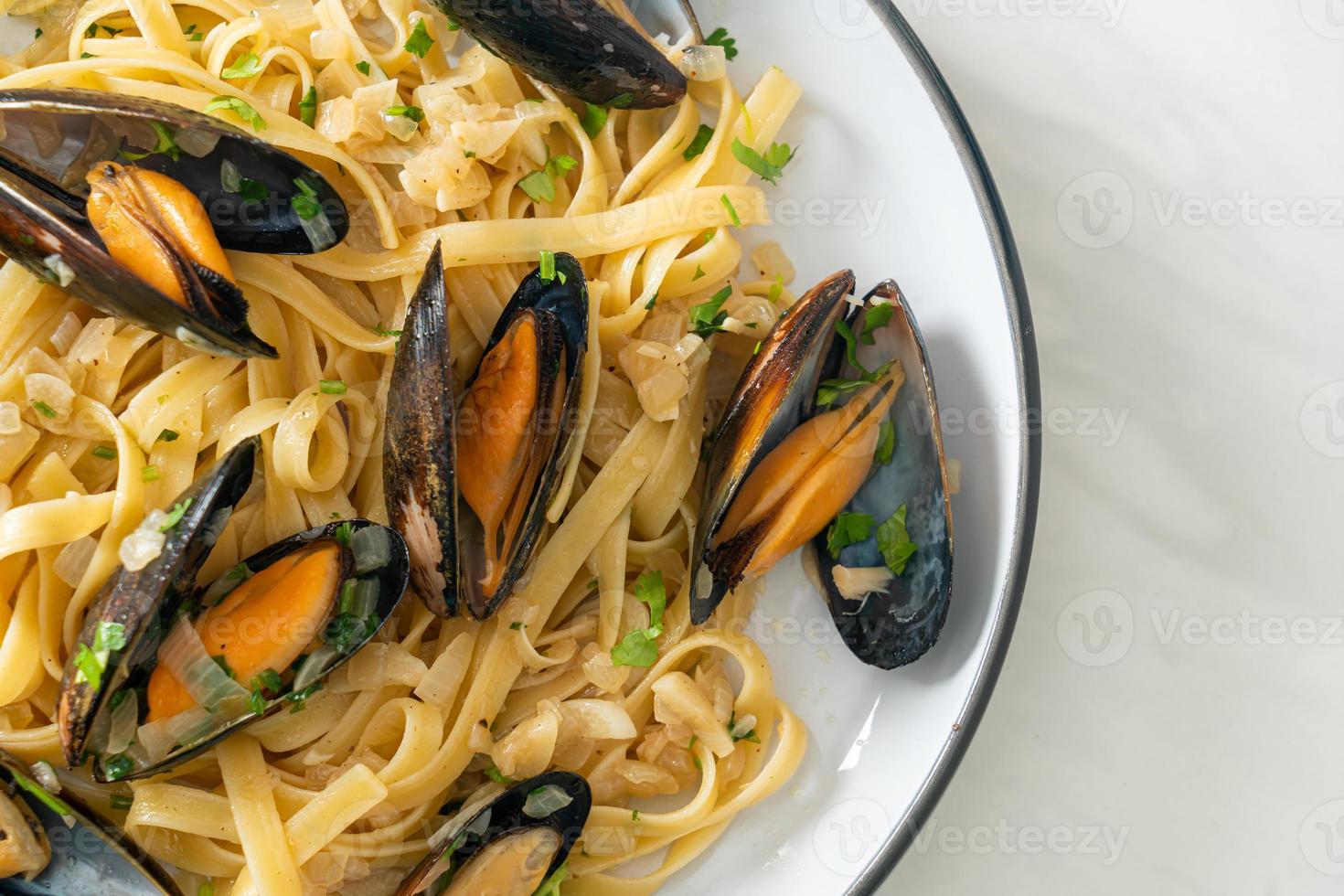 linguini espaguetis pasta vongole salsa de vino blanco foto