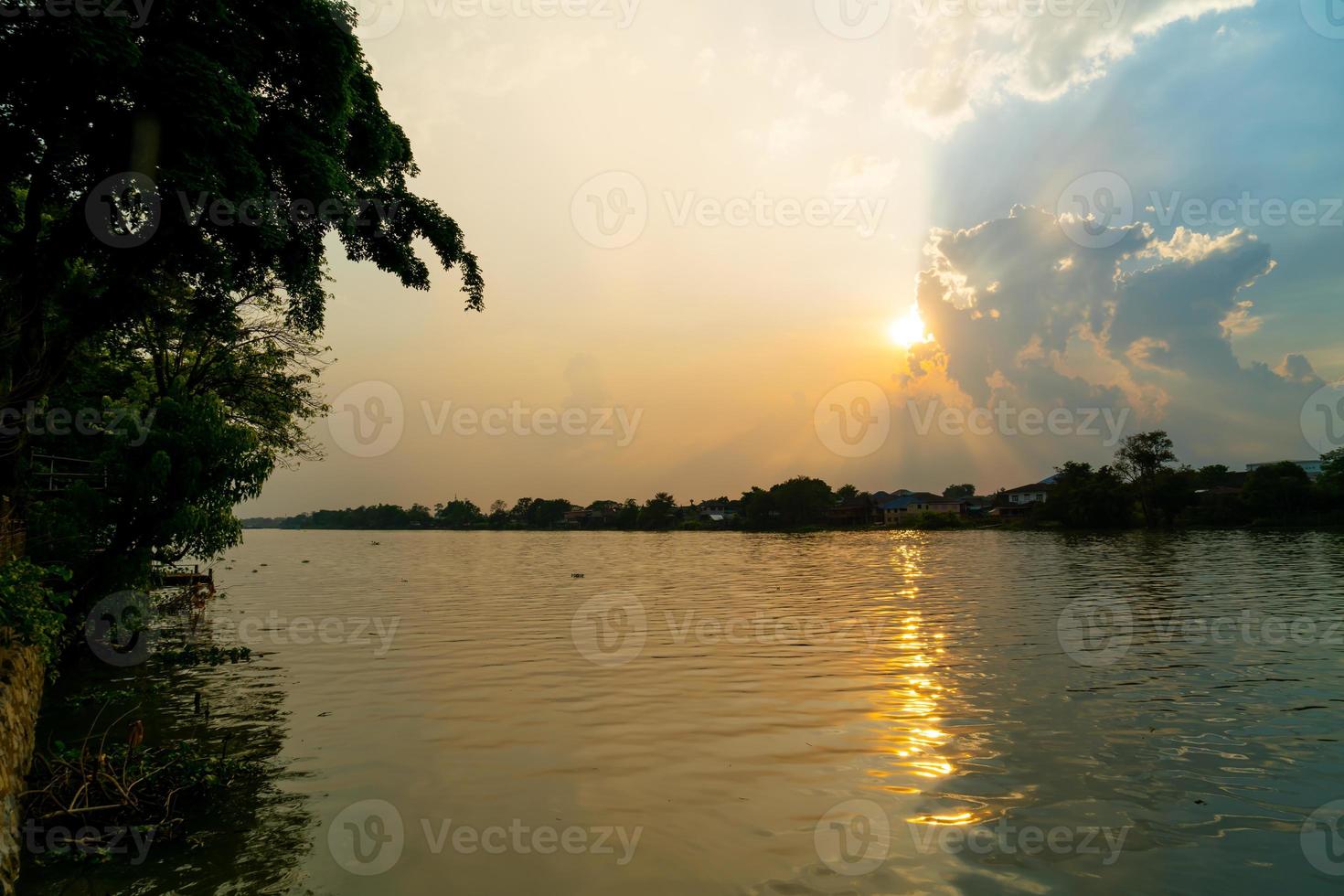 vista al río y hermosa puesta de sol con nubes foto