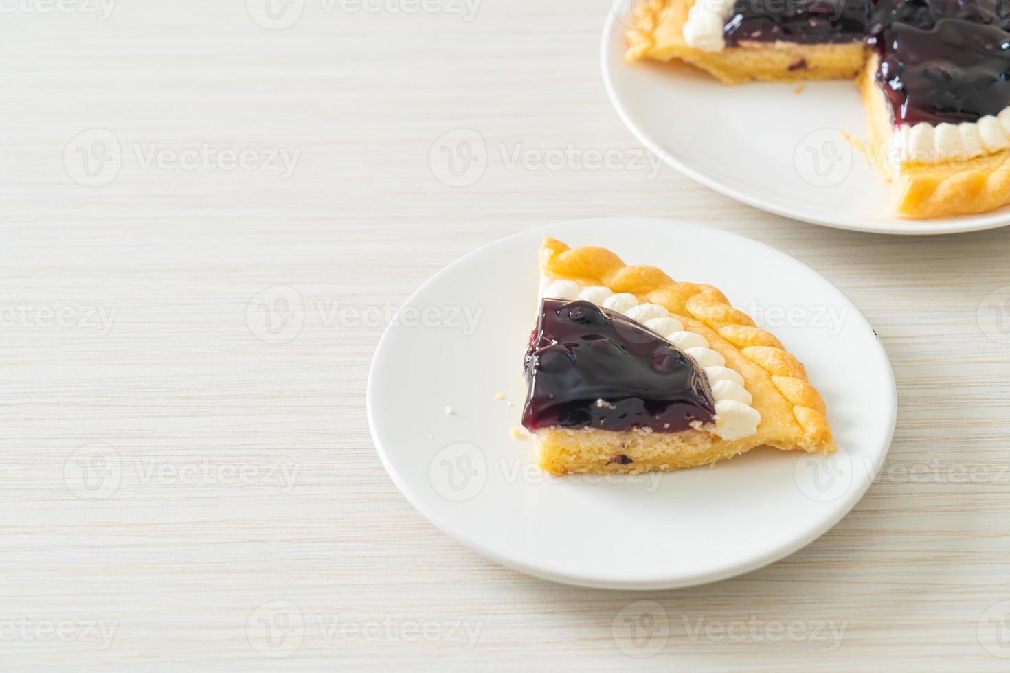 Tarta de queso de arándanos en la placa blanca. foto