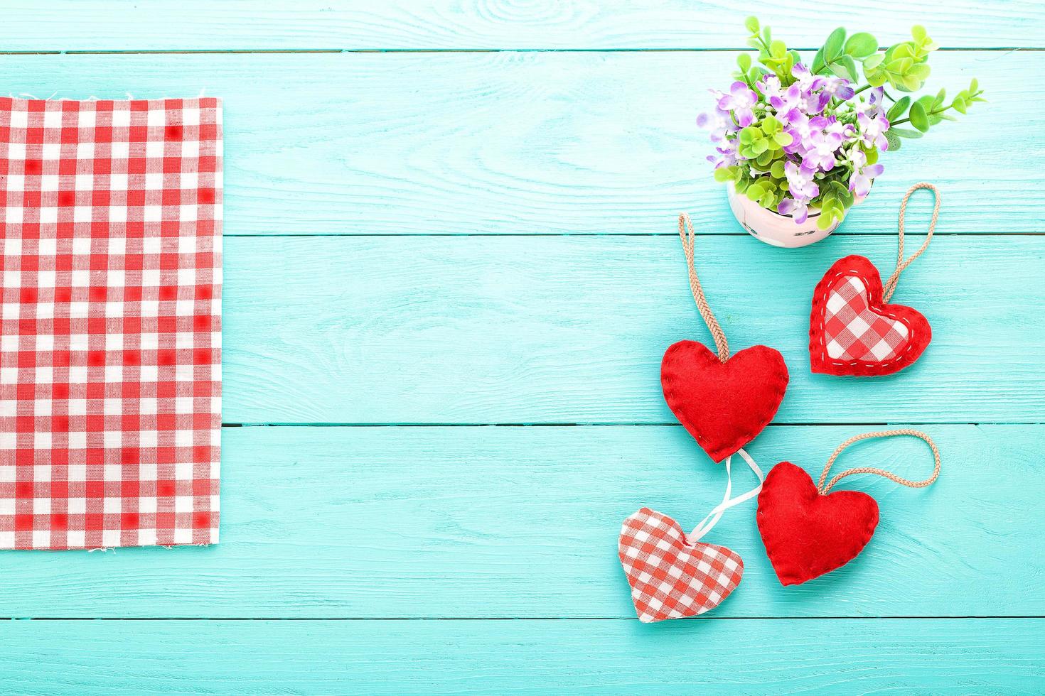 accesorios de san valentín en mesa de madera azul con mantel. vista superior foto