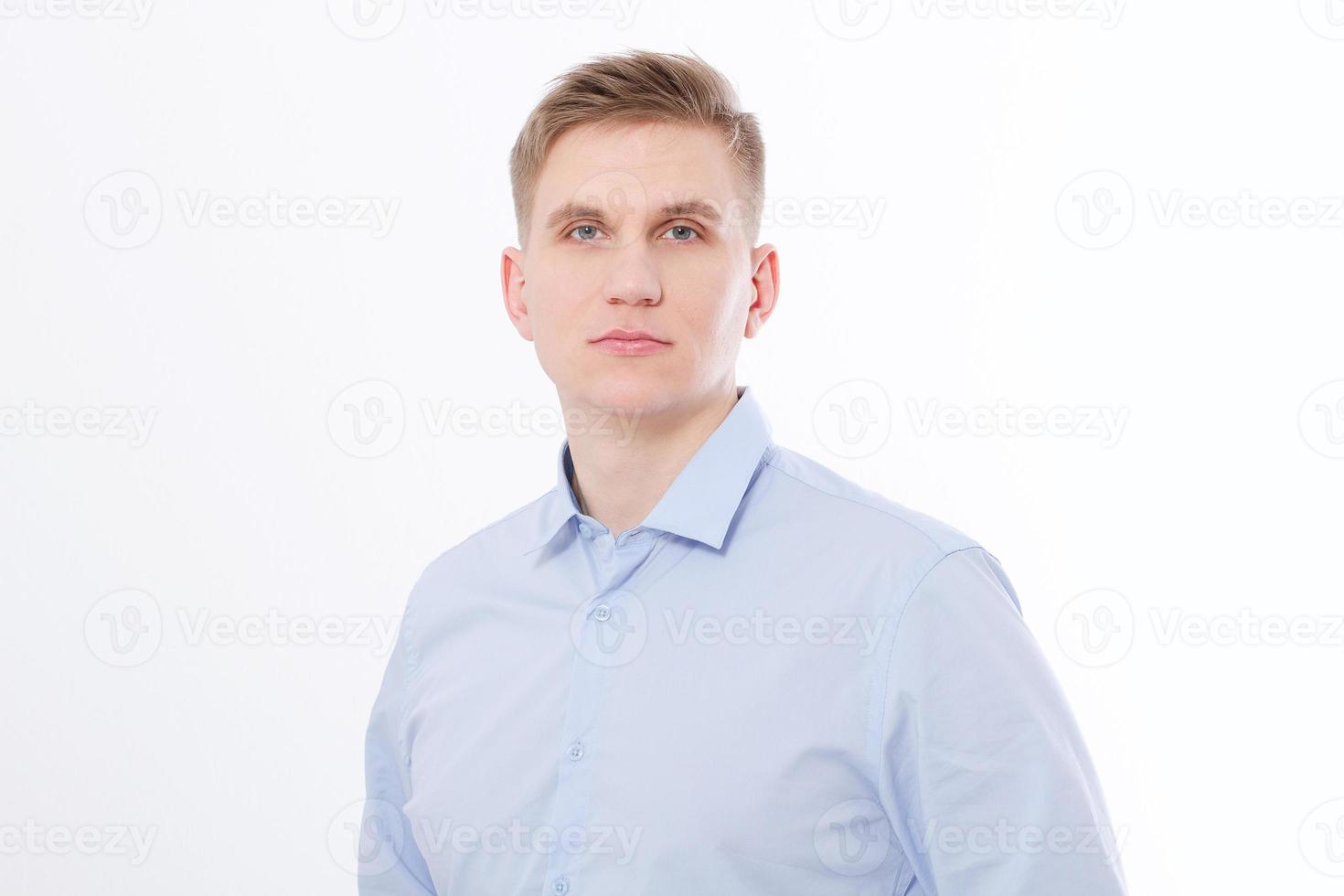 hombre de negocios feliz aislado sobre fondo blanco. plantilla azul y camisa en blanco en el hombre. copia espacio y maqueta foto