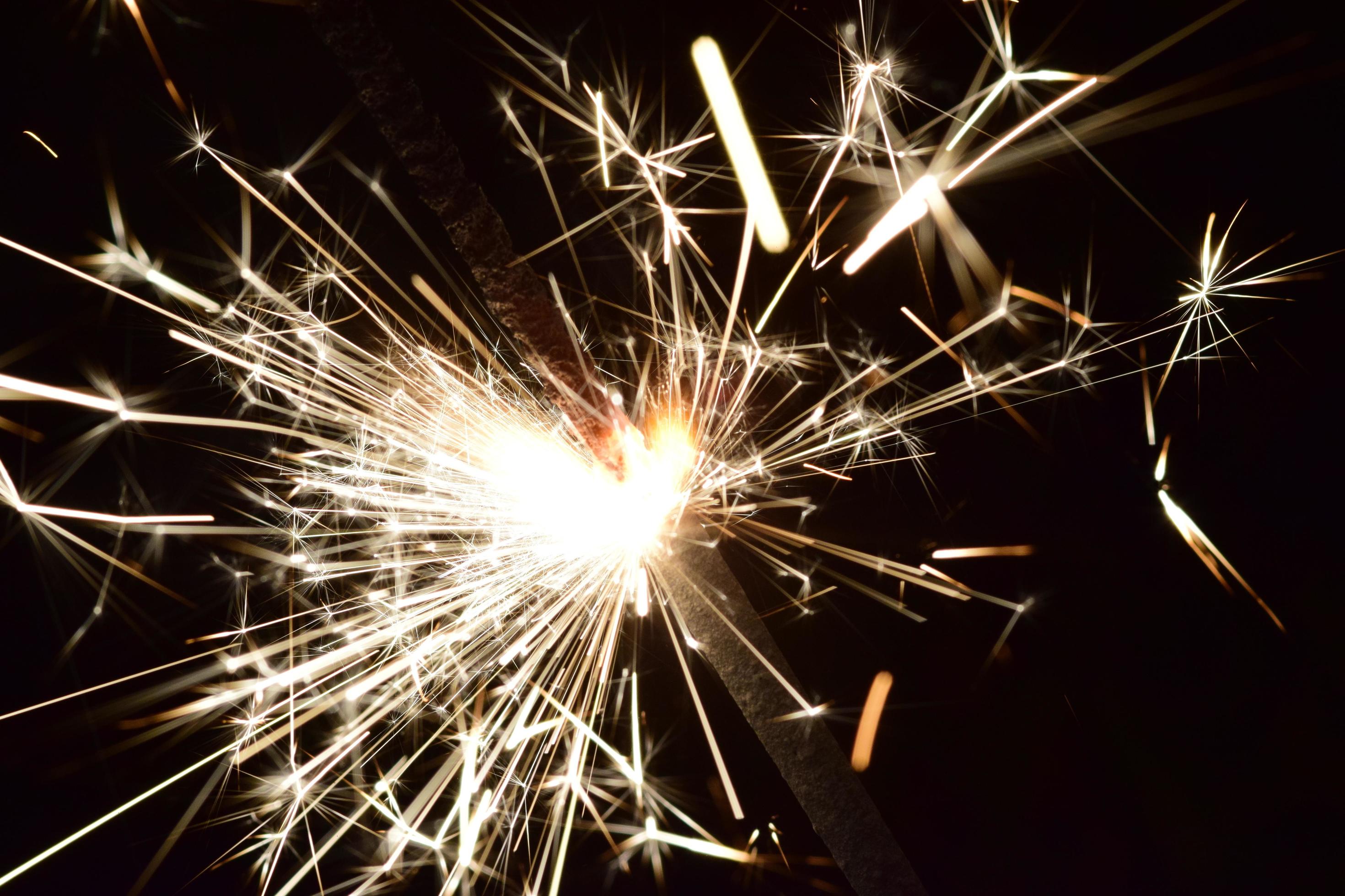 La quema de fuegos artificiales en una bengala cerca de escupir chispas  Fotografía de stock - Alamy