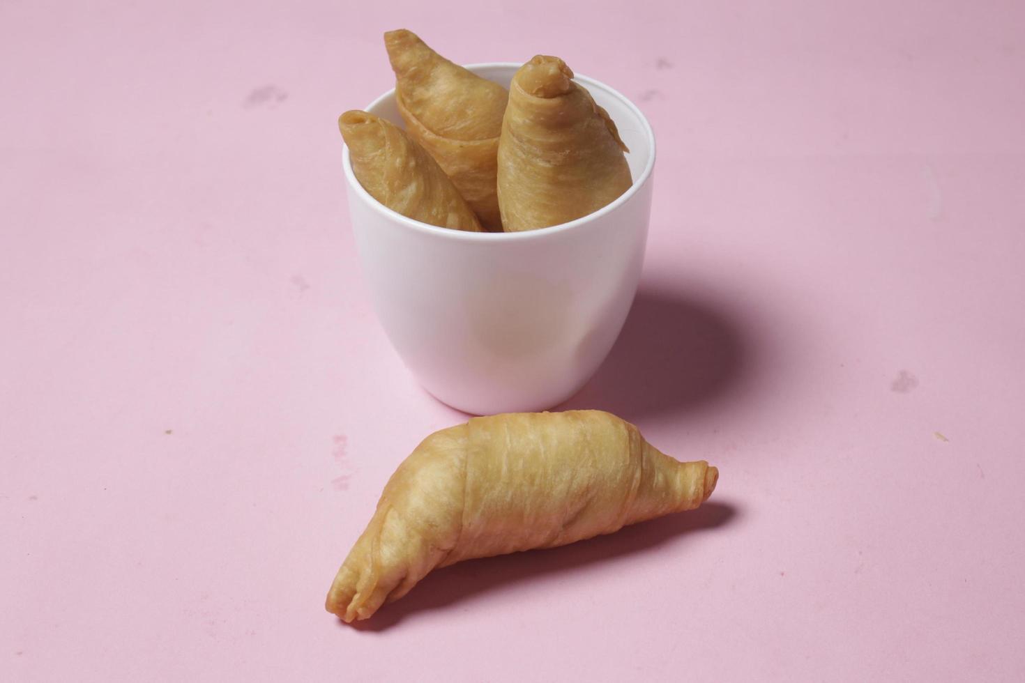 Savory molen banana cake for snacks to accompany the breakfast menu. Molen bananas with pastries are usually served with a cup of hot coffee or tea. Market snacks. Focus blur. Focus on some angels. photo