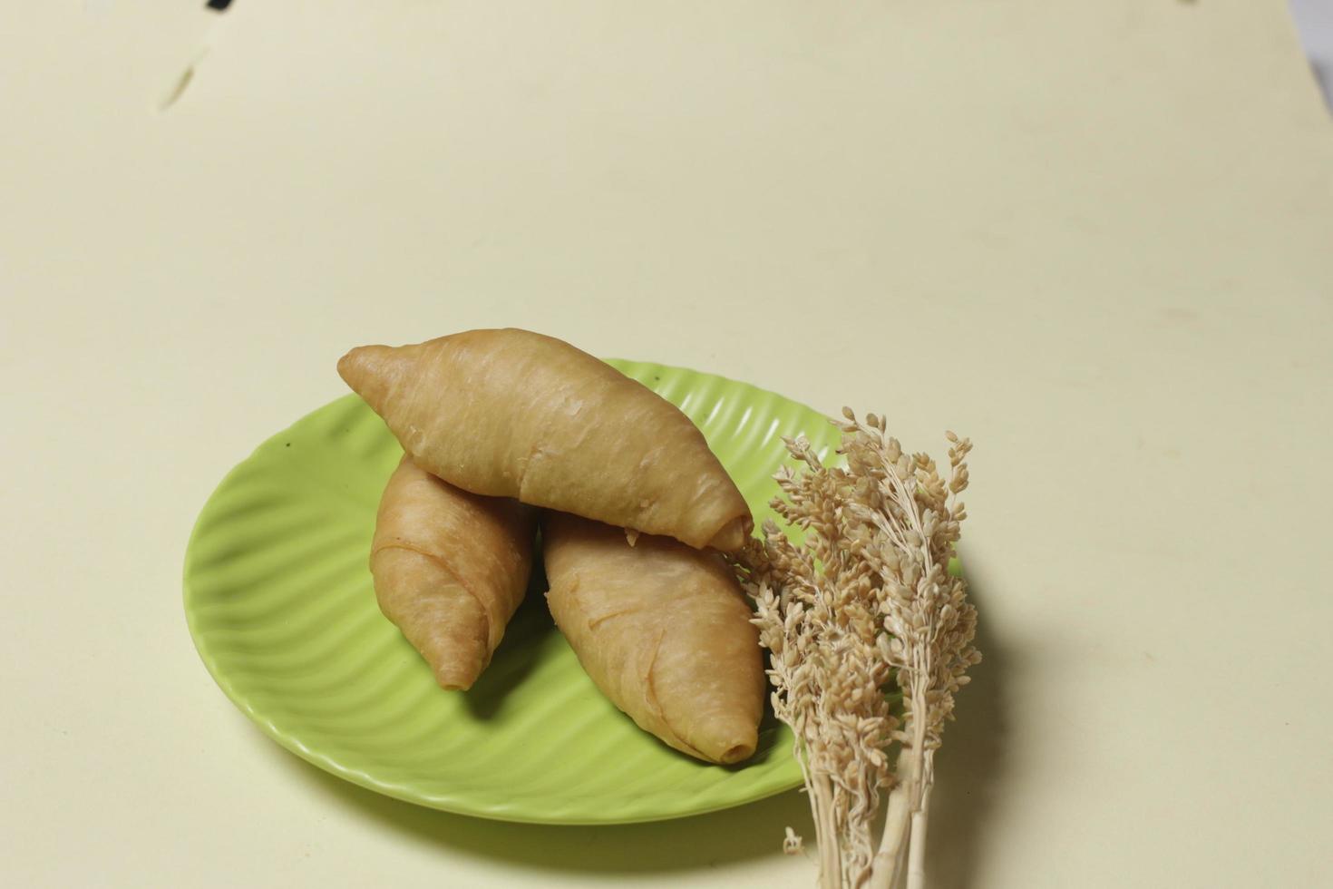 Savory molen banana cake for snacks to accompany the breakfast menu. Molen bananas with pastries are usually served with a cup of hot coffee or tea. Market snacks. Focus blur. Focus on some angels. photo