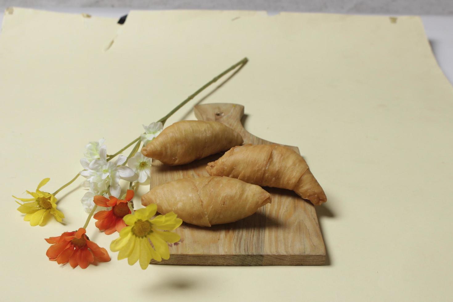 Savory molen banana cake for snacks to accompany the breakfast menu. Molen bananas with pastries are usually served with a cup of hot coffee or tea. Market snacks. Focus blur. Focus on some angels. photo