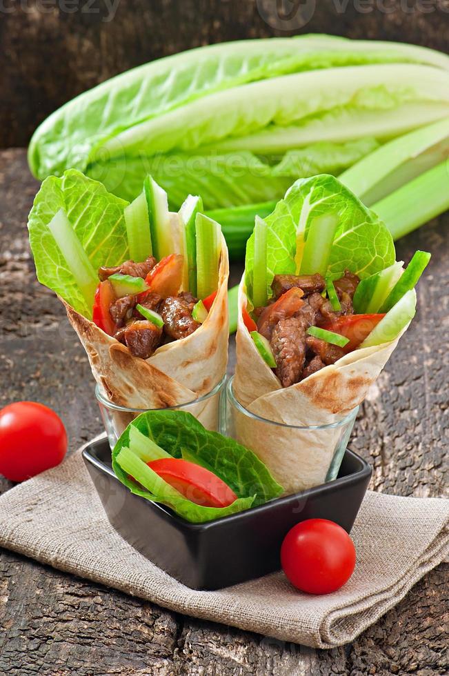 wraps de tortilla con carne y verduras frescas foto