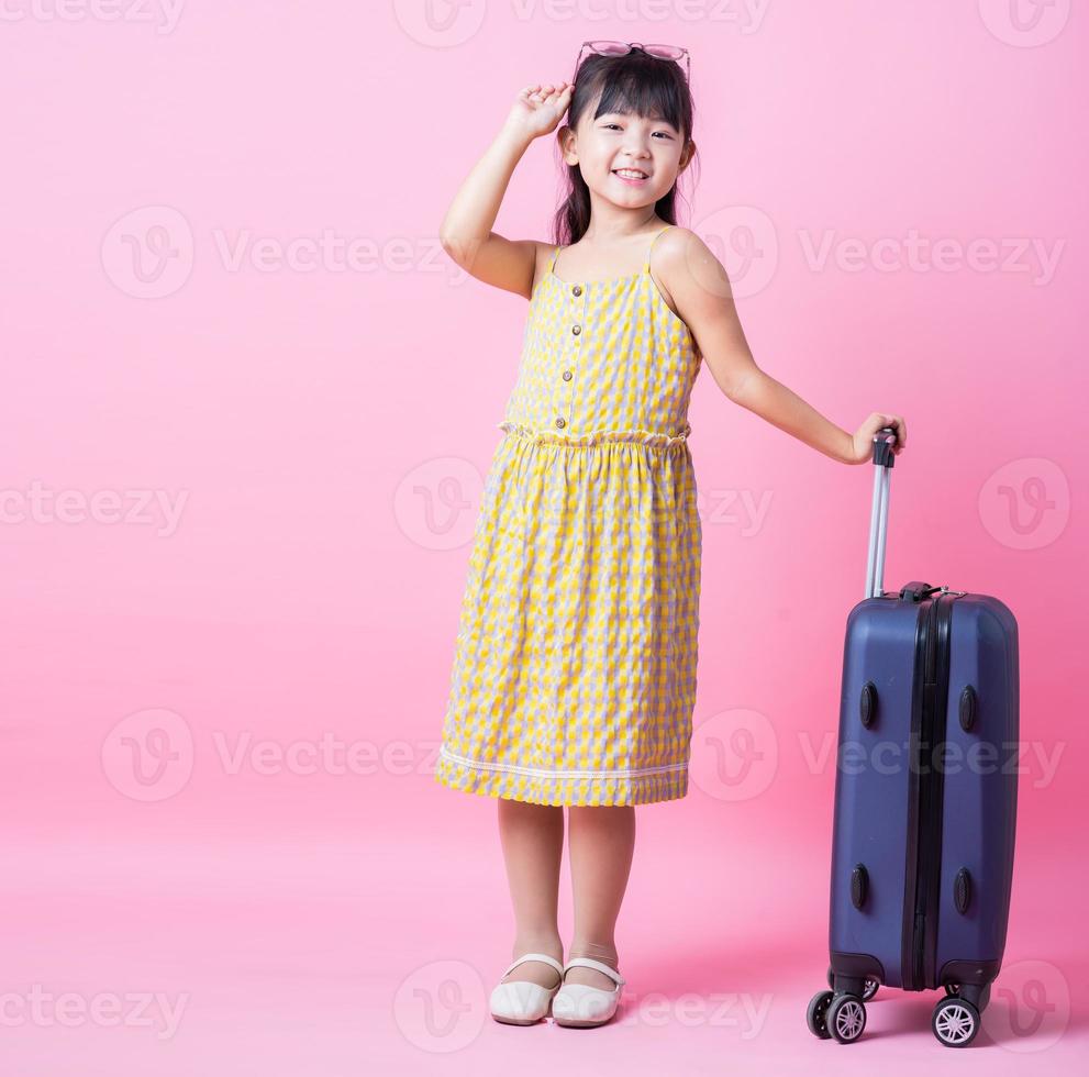 imagen de niño asiático con maleta, concepto de verano foto