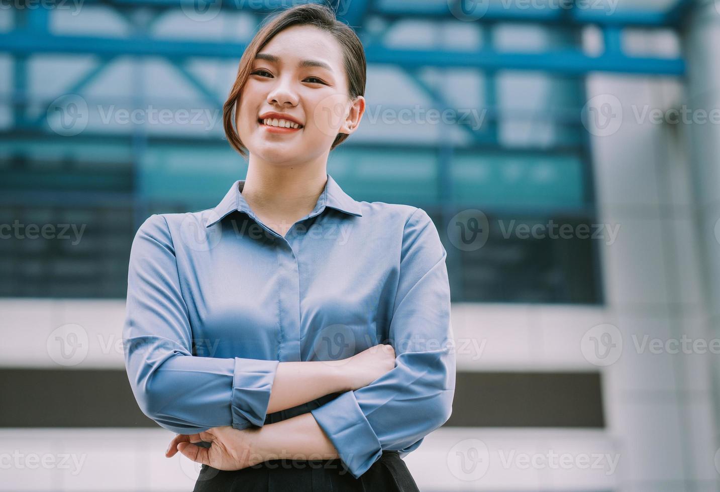imagen de una joven empresaria asiática afuera foto