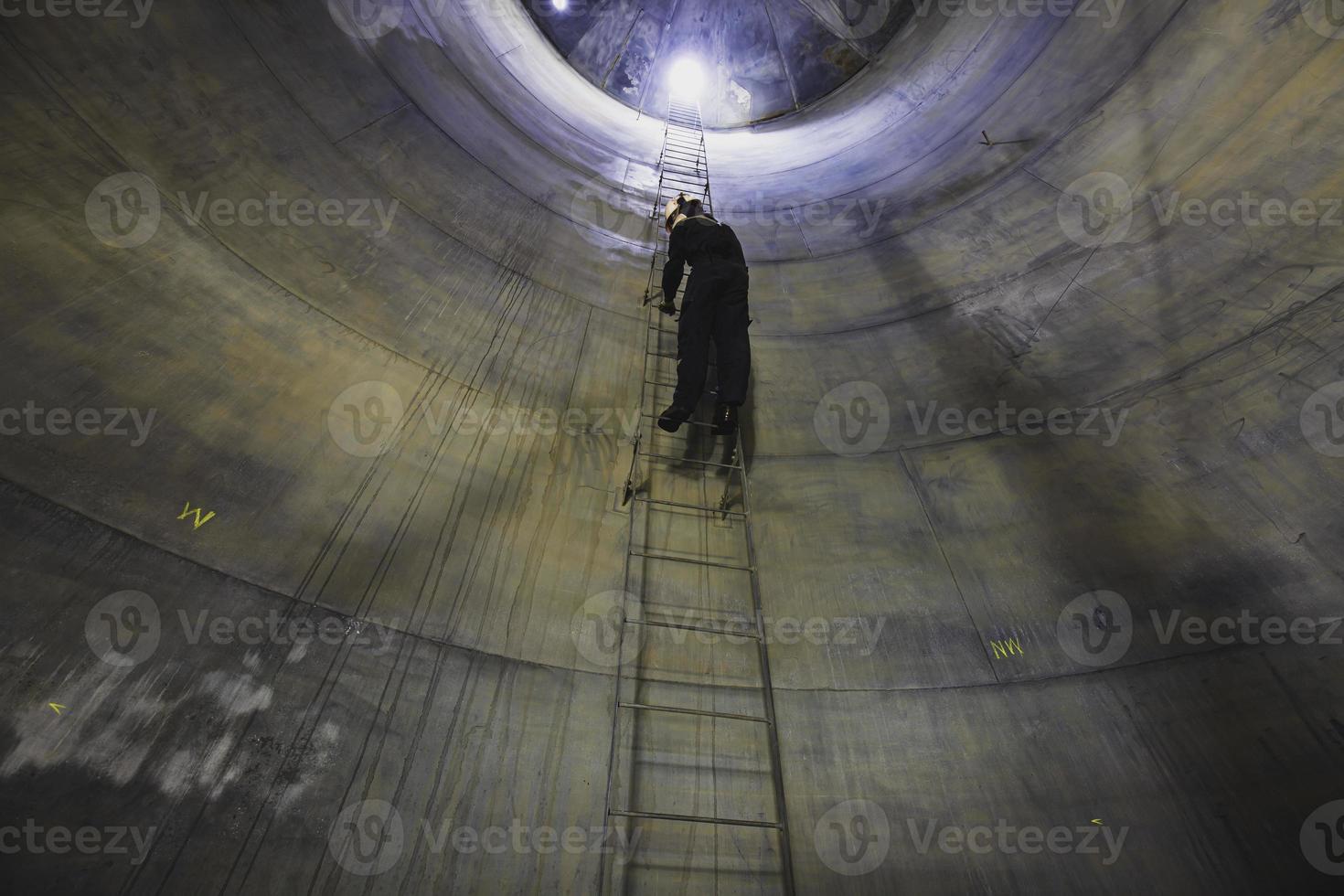 macho dentro subir la escalera almacenamiento inspección visual tanque foto