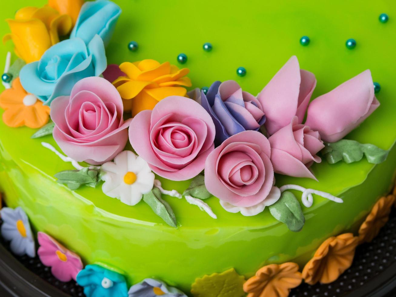 Primer plano de la torta de mermelada de manzana verde con coloridas frutas glaseadas foto