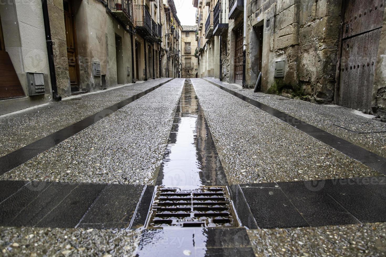 calle de piedra mojada foto