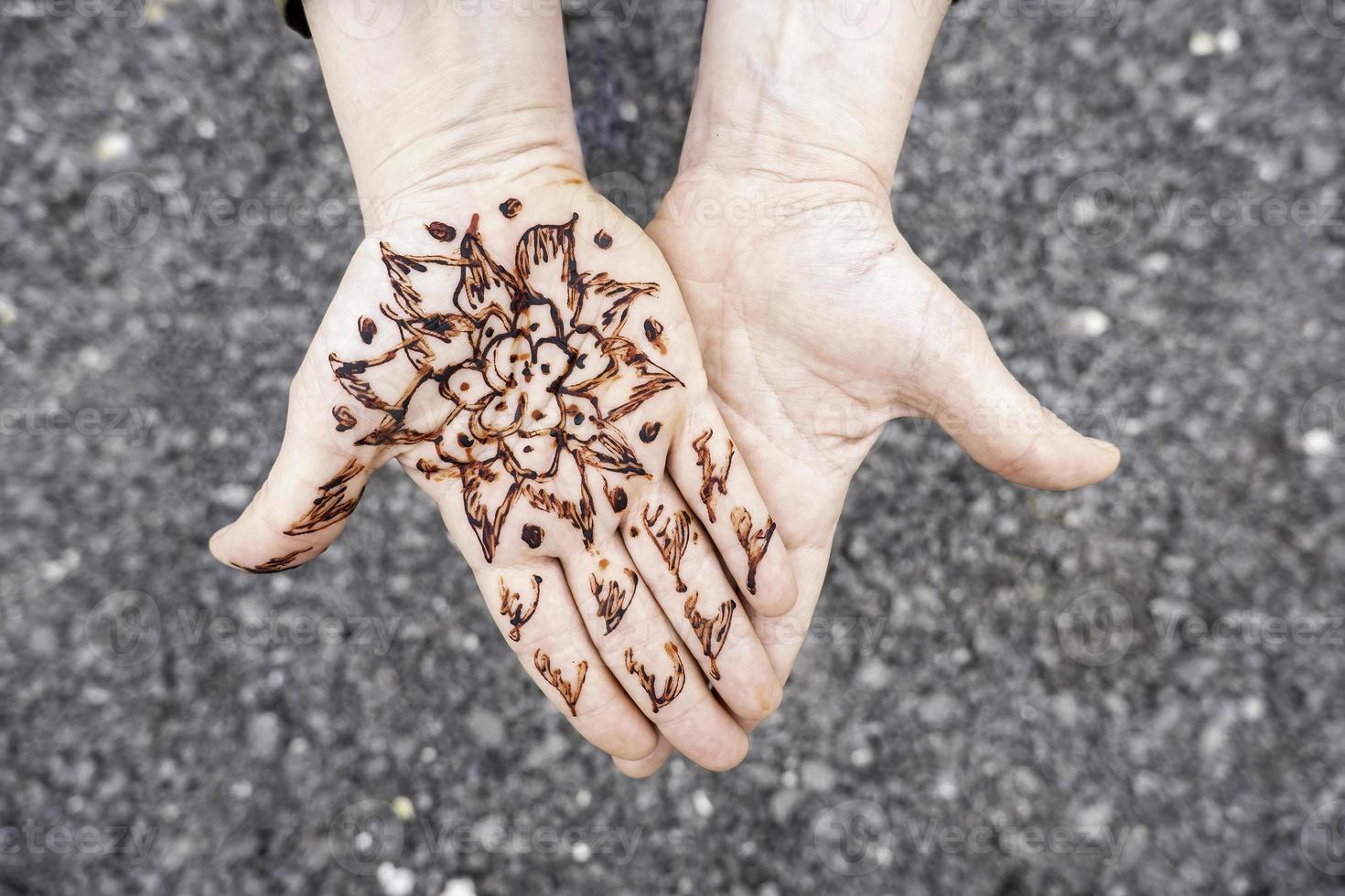 Henna tattoo on the hand 7589316 Stock Photo at Vecteezy