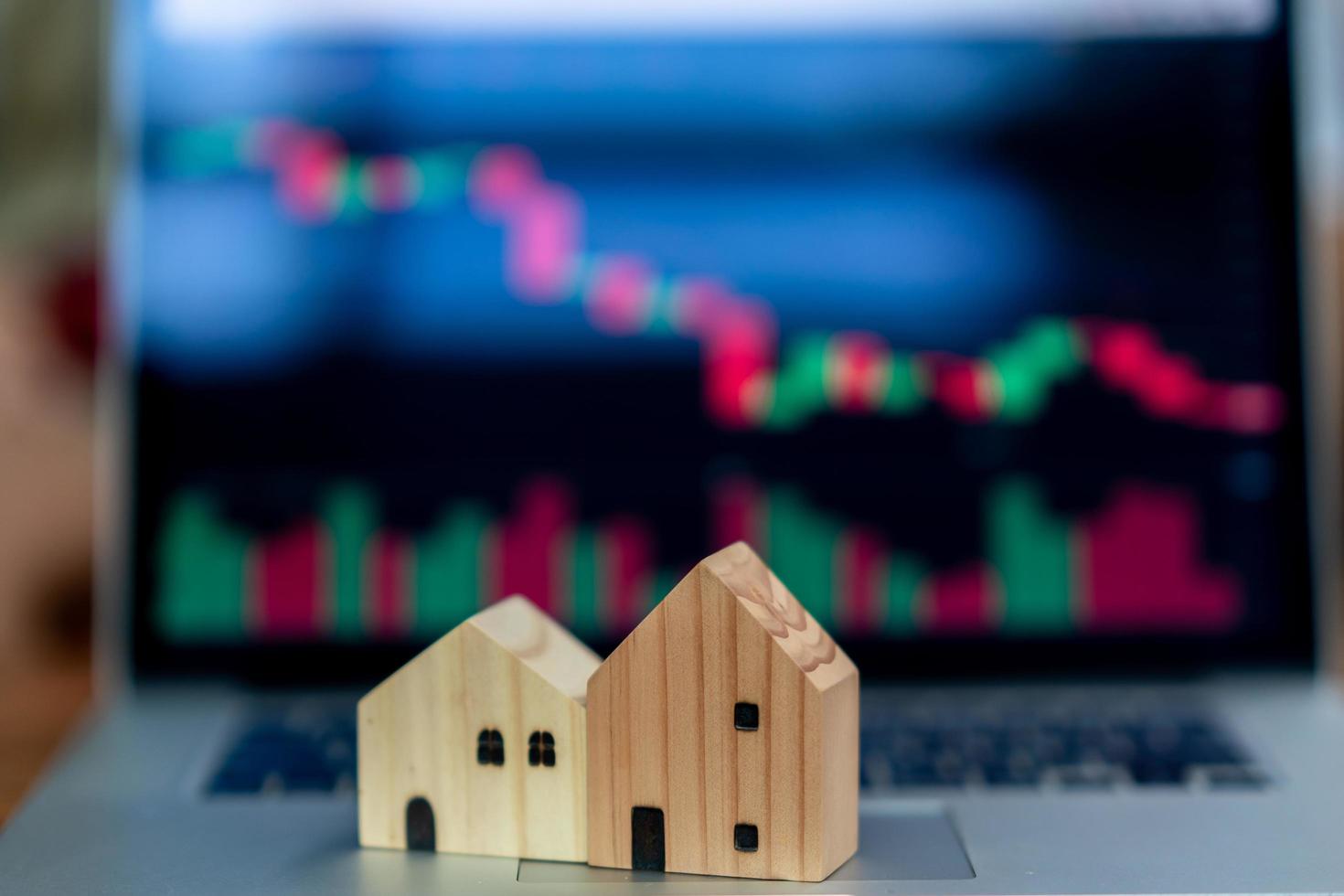 Bitcoin house model and graph photo