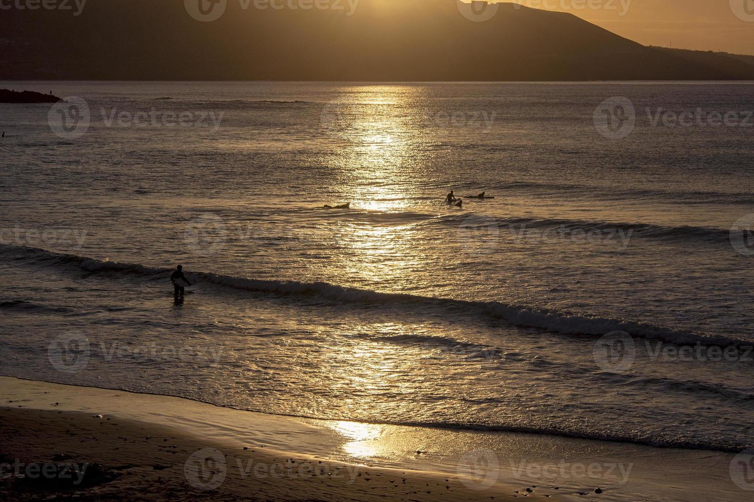 puesta de sol en la playa de canteras al atardecer en la ciudad de las palmas foto