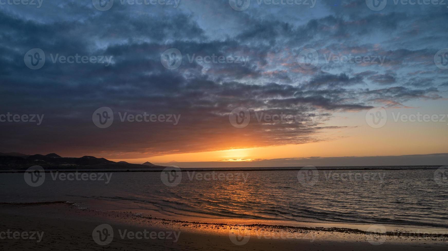 puesta de sol en las palmas, la playa de las canteras foto