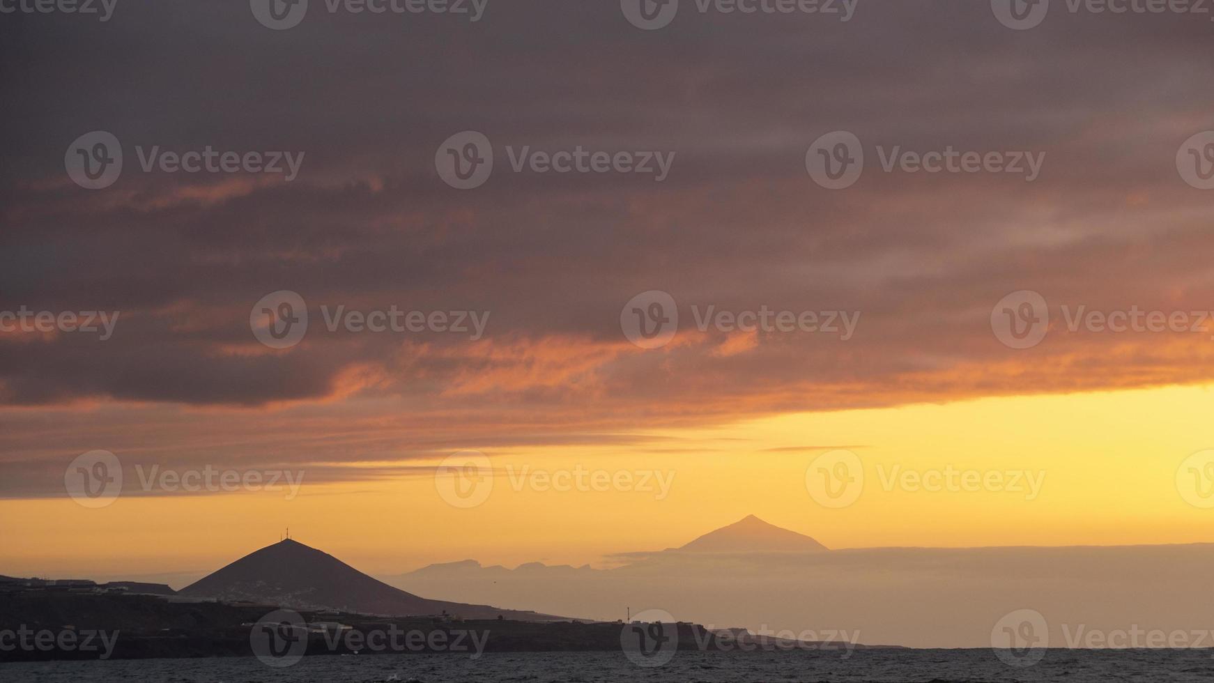 atardecer en las palmas -playa de las canterasatardecer en las palmas, la playa de las canteras foto