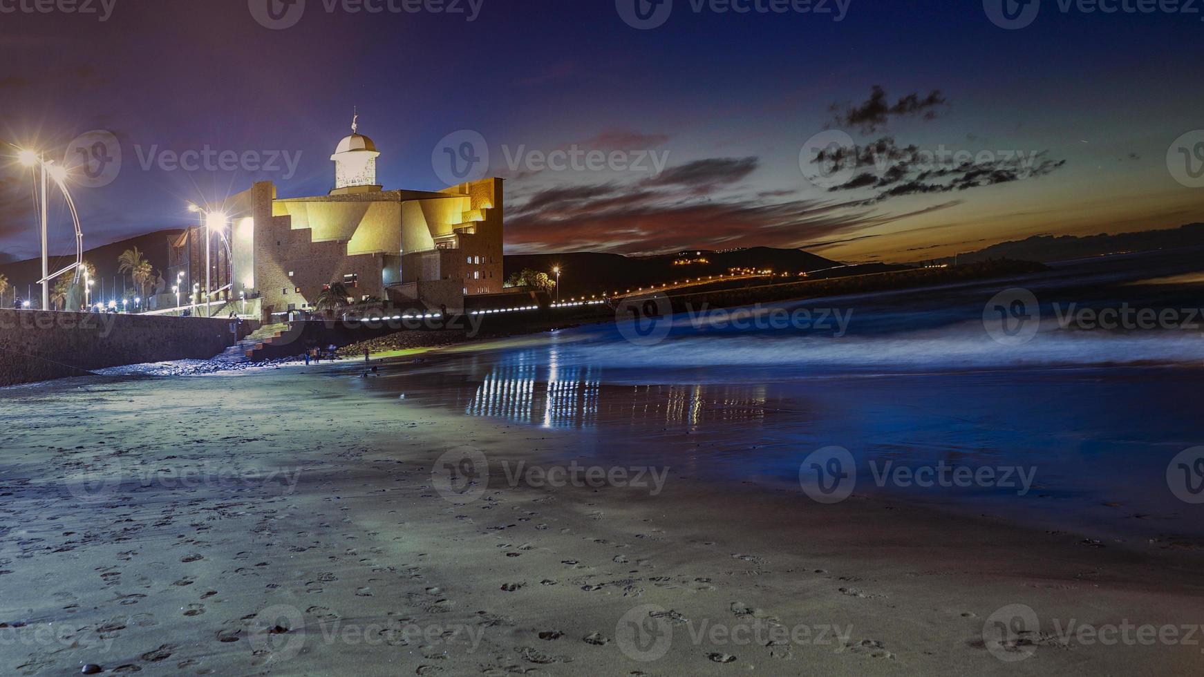 vista nocturna de la playa de las canteras en las palmas foto