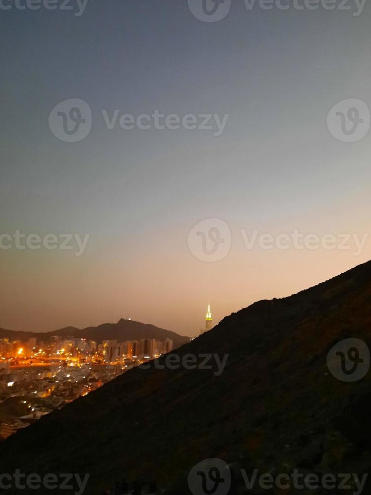 hermosa vista de la montaña jabal al noor en la meca. La cueva de hira se encuentra en la cima de la montaña jabal al noor, donde vienen a visitar visitantes de todo el mundo. foto