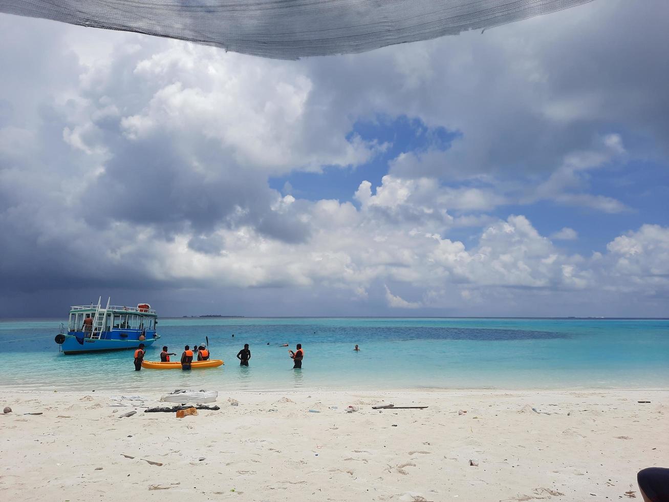 maldivas, abril de 2021 - los turistas pasan el día en una hermosa isla en las maldivas. Maldivas es una colección de diferentes islas. la mayoría de las islas son ricas en belleza natural. foto