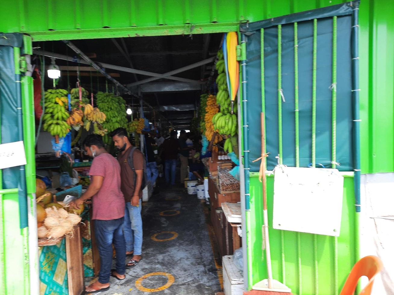 maldivas, macho, abril de 2022 - la gente está comprando en tiendas masculinas, macho es la capital y el principal centro comercial de las maldivas. foto