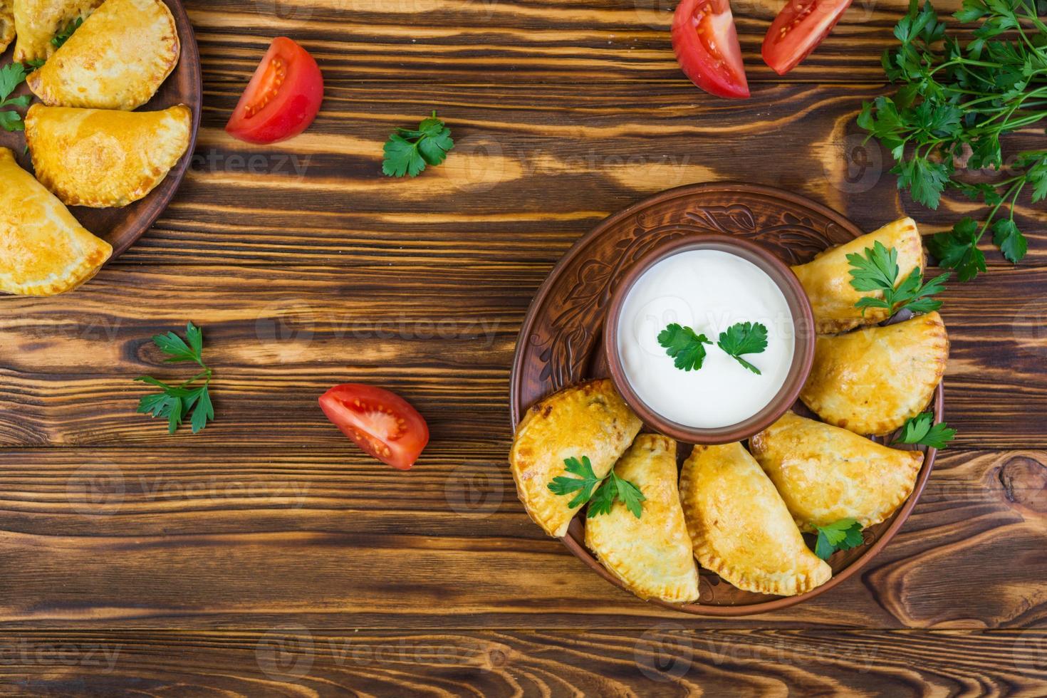 deliciosas empanadas al horno sobre fondo de madera foto