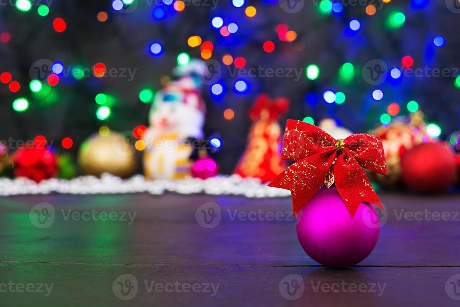 fondo de navidad con bolas y guirnaldas foto