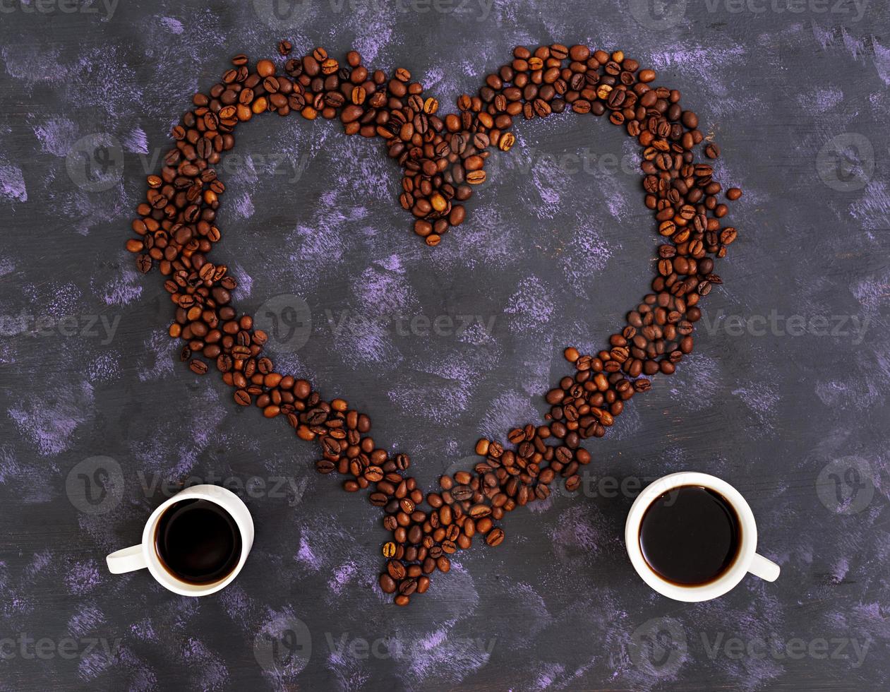 granos de café sobre fondo oscuro. vista superior. endecha plana foto